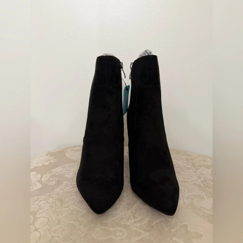 NWT Vepose Faux Suede Ankle Boots in‎ Black - Size 7